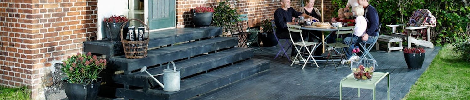 Terrasse i plan med græsplænen